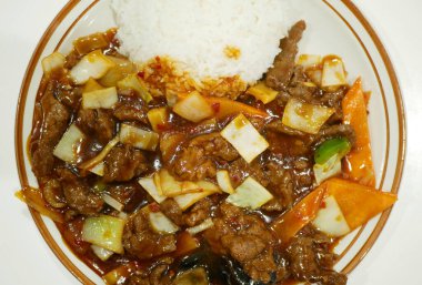 Sichuan bifteği, pirinç tabağı, sebze, Sichuan mutfağı, yasemin sosu, kırmızı biber, soğan biberi, baharat, Çin usulü tava, geleneksel Çin restoranı, Orta Asya yemeği.