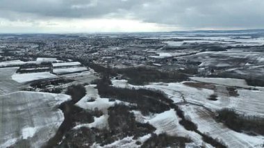 Çayır kasabası Olomouc binaları, insansız hava araçları, kış manzarası, kar yağışı, buz tabakası, buz tabakası, buz tabakası, buz tabakası, Litovelske Pomoravi, buz tabakası, gölet buzu, buz tabakası.