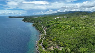 Sahil sahil dronu Filipinler Cebu kıyısı havacılık denizi Kalubian güzel kaya pov, dinlenme adası için turistik bir yer ve kıyı dalgaları, insanlar ve temiz su, mavi gökyüzü aşkı ve hayatın güzelliği, kayalık kıyılar, küçük dalgaların önünde uçmak