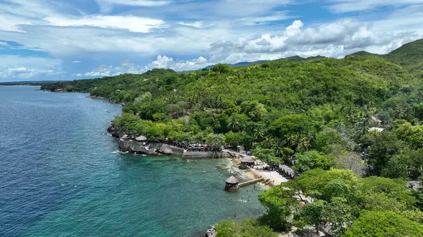 Kalubian sahil dronu Filipinler Cebu kıyısı hava manzaralı güzel kaya pov, dinlenmek için turistik bir yer ve kıyı dalgaları, insanlar ve temiz su, mavi gökyüzü aşkı ve yaşamın güzelliği, kayalık kıyılar, okyanusun önünde uçmak için küçük bir yer