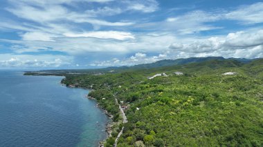 Kıyı sahili Filipinleri, hava aracı Cebu İHA denizi güzel kaya pov, dinlenme adası ve kıyı dalgaları için turistik bir yer, insanlar ve temiz su, mavi gökyüzü aşkı ve yaşamın güzelliği, kayalık kıyılar, okyanusun önünde uçmak