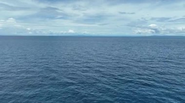 Deniz kıyısı drone suyu, Cebu kıyısı hava denizi manzarası, güzel kaya pov, dinlenme adası ve kıyı dalgaları için turistik bir yer, insanlar ve temiz su, mavi gökyüzü aşkı ve yaşamın güzelliği, kayalık sahil manzarası, küçük dalgaların önünde uçmak.