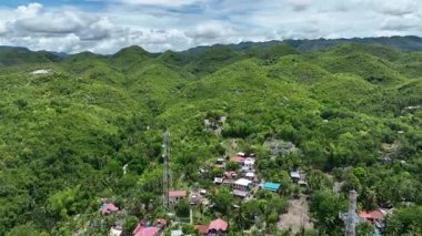 Tropik orman köyü Cebu drone dağı Filipinler Binongkalan egzotik bitki ve hayvan çeşitliliği, endemik türler dağlar, tropikal iklim, kurak mevsim ve yağmur mevsimi, aşırı nüfus ve yoğun tarım