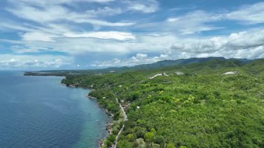 Cebu sahili insansız hava aracı Filipinler Kalubian havacılık manzarası güzel kayalık dağ manzarası dinlenme adası ve kıyı dalgaları için seyahat yeri, insanlar temiz su, mavi gökyüzü aşkı, okyanusun önünde uçmak, palmiye ağaçları ve insan