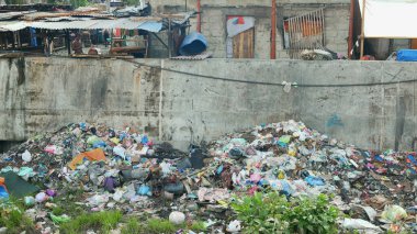 Plastik çöplüğü Filipin gecekondu mahallesi fakir nehir atığı çöplük çöplüğü kirlilik Tipolo Creek atık evi yoğun nüfuslu insanlar aç insanlar aile yoksulluğu Cebu Mandaue Şehri kirli çöp akıntısı köyü kirliliği çöplüğü