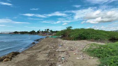 Çöp plajı insansız hava aracı Cebu atığı okyanus kirliliği şişeleri sahil çöplüğü, çöplük balıkçıları tekneler fakir insanlar balıkçı ağları, Taytay deniz çocukları güzel ada Danao City 'de balık tutup seyahat ediyorlar.