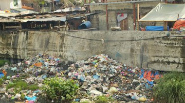 Plastik çöplüğü Filipin gecekondu mahallesi fakir nehir atığı çöplük çöplüğü kirlilik Tipolo Creek atık evi yoğun nüfuslu insanlar aç insanlar aile yoksulluğu Cebu Mandaue Şehri kirli çöp akıntısı köyü kirliliği çöplüğü