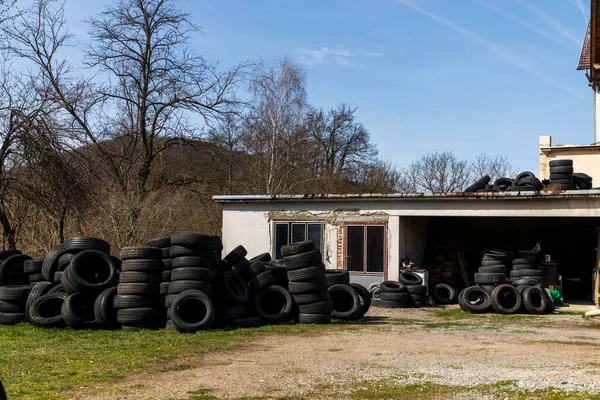 Pile Car Tires House Backyard Sunny Day — Stock Photo, Image