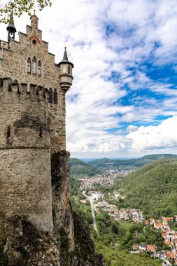 Baden-Wurttemberg, Almanya 'daki Lichtenstein Kalesi. Uçurumdaki eski şatonun manzarası