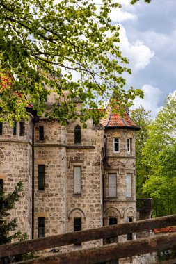 Baden-Wurttemberg, Almanya 'daki Lichtenstein Kalesi. Uçurumdaki eski şatonun manzarası