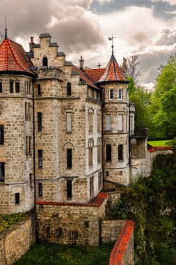 Baden-Wurttemberg, Almanya 'daki Lichtenstein Kalesi. Uçurumdaki eski şatonun manzarası