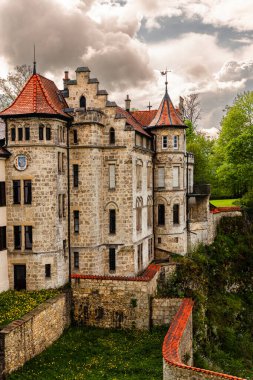 Baden-Wurttemberg, Almanya 'daki Lichtenstein Kalesi. Uçurumdaki eski şatonun manzarası