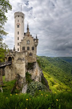 Baden-Wurttemberg, Almanya 'daki Lichtenstein Kalesi. Uçurumdaki eski şatonun manzarası