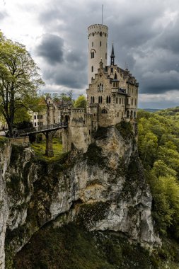 Baden-Wurttemberg, Almanya 'daki Lichtenstein Kalesi. Uçurumdaki eski şatonun manzarası