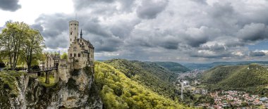 Baden-Wurttemberg, Almanya 'daki Lichtenstein Kalesi. Uçurumdaki eski şatonun manzarası