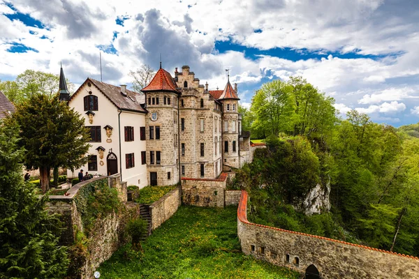 Baden-Wurttemberg, Almanya 'daki Lichtenstein Kalesi. Uçurumdaki eski şatonun manzarası