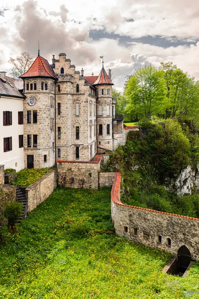 Baden-Wurttemberg, Almanya 'daki Lichtenstein Kalesi. Uçurumdaki eski şatonun manzarası