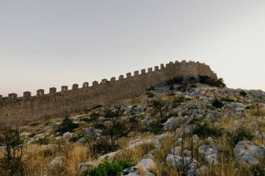 Grabastica körfezindeki antik Ostrica duvarı Hırvatistan 'da gün doğumunda görülüyor
