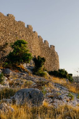 Grabastica körfezindeki antik Ostrica duvarı Hırvatistan 'da gün doğumunda görülüyor
