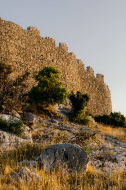Grabastica körfezindeki antik Ostrica duvarı Hırvatistan 'da gün doğumunda görülüyor