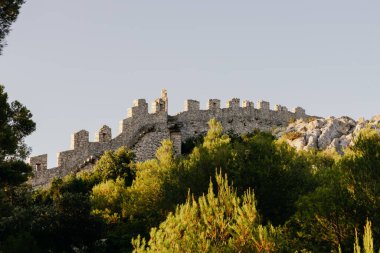 Grabastica körfezindeki antik Ostrica duvarı Hırvatistan 'da gün doğumunda görülüyor