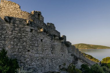 Grabastica körfezindeki antik Ostrica duvarı Hırvatistan 'da gün doğumunda görülüyor
