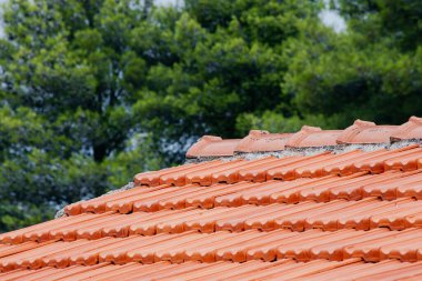 Çatı dokusu. Çatının kırmızı kıvrımlı fayans elementi. Kusursuz desen.