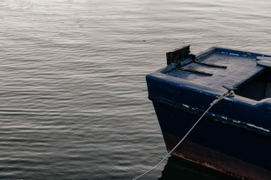 Yağmurlu bir günde Akdeniz 'de eski ahşap bir tekne