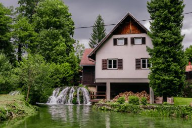 Koratia, Slunj 'daki ünlü Rastoke köyünde güzel bir şelale..