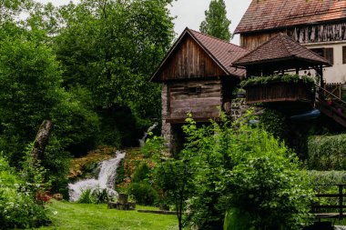 Koratia, Slunj 'daki ünlü Rastoke köyünde güzel bir şelale..