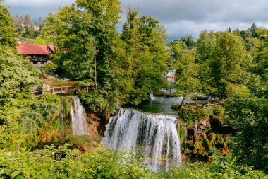 Koratia, Slunj 'daki ünlü Rastoke köyünde güzel bir şelale..