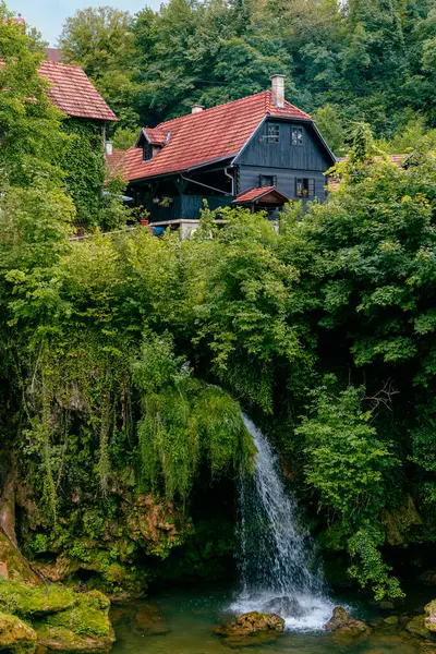 Koratia, Slunj 'daki ünlü Rastoke köyünde güzel bir şelale..