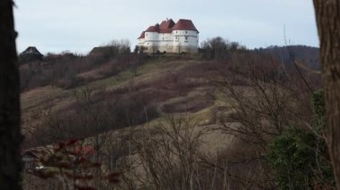 Sonbahar mevsiminde Veliki Tabor Şatosu ve onun Hırvat Zagorje 'sindeki açıklarının manzarası