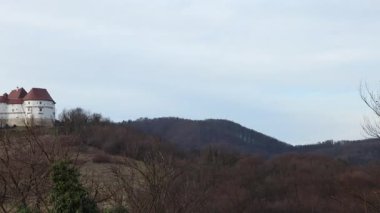 Sonbahar mevsiminde Veliki Tabor Şatosu ve onun Hırvat Zagorje 'sindeki açıklarının manzarası