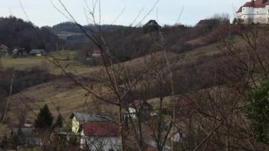 Sonbahar mevsiminde Veliki Tabor Şatosu ve onun Hırvat Zagorje 'sindeki açıklarının manzarası