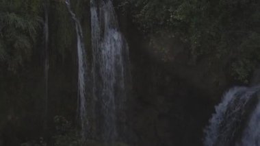 Sonbahar mevsiminde doğal parkın manzarası, renkli ağaçlar ve Rastoke 'ta bir şelale.
