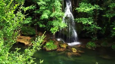 Sonbahar mevsiminde doğal parkın manzarası, renkli ağaçlar ve Rastoke 'ta bir şelale.