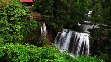 Sonbahar mevsiminde doğal parkın manzarası, renkli ağaçlar ve Rastoke 'ta bir şelale.