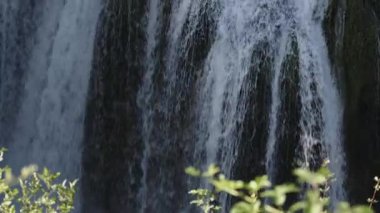 Sonbahar mevsiminde doğal parkın manzarası, renkli ağaçlar ve Rastoke 'ta bir şelale.