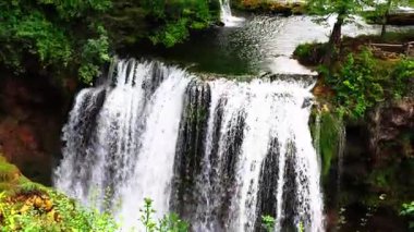 Sonbahar mevsiminde doğal parkın manzarası, renkli ağaçlar ve Rastoke 'ta bir şelale.