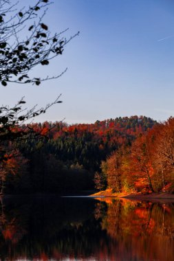Gölün üzerinde gün batımı. Trakoscan Castle Lake, Hırvatistan