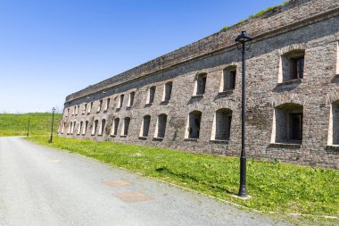 Güneşli bir günde Slavonski Brod Kalesi