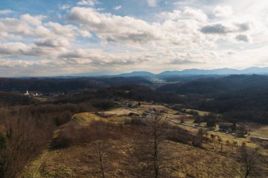 Sonbahar mevsiminde Veliki Tabor Şatosu ve onun Hırvat Zagorje 'sindeki açıklarının manzarası
