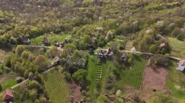 Orman manzarası ve baharda küçük bir köy.