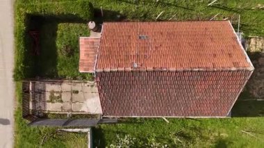 Orman manzarası ve baharda küçük bir köy.