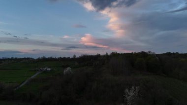 Orman manzarası ve baharda küçük bir köy.