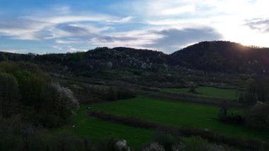 Orman manzarası ve baharda küçük bir köy.