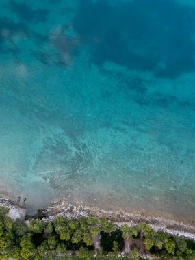 Hırvat deniz manzarası ve Akdeniz kıyı şeridine muhteşem hava manzarası