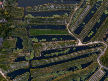 Hırvatistan 'ın Güney Dalmaçya kenti Ploce yakınlarındaki Neretva delta vadisi nehrinin öntanımlı hava görüntüsü. 