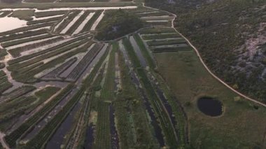 Hırvatistan 'ın Güney Dalmaçya kenti Ploce yakınlarındaki Neretva delta vadisi nehrinin öntanımlı hava görüntüsü. 